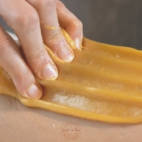 Technique d’épilation à la cire orientale réalisée à la main